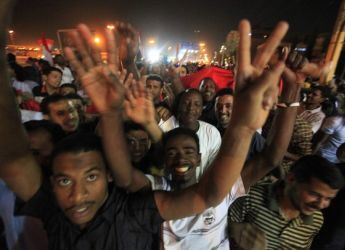 الاف السودانيون يتظاهرون في الخرطوم مساء الجمعة ابتهاجا بسقوط نظام الرئيس المصري حسني مبارك