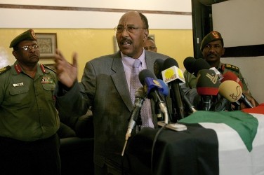 وزير الدفاعالسوداني يتحدث للصحافة في مطار الخرطوم وخلفه الناطق العسكري ورئيس جهاز الامن في 4 ابريل 2012