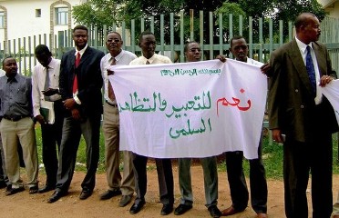 محامون سودانيون يحملون لافتة كتب عليها 