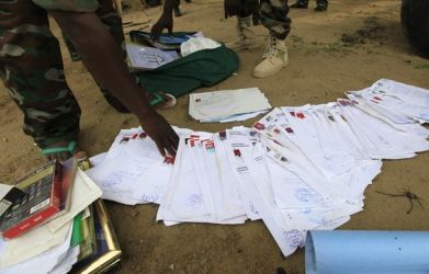 الجيش السوداني يعرض مستندات الحركة الشعبية في النيل الازرق بعد الاستيلاء على الدمازمين في 5 سبتمبر 2011 (رويترز)