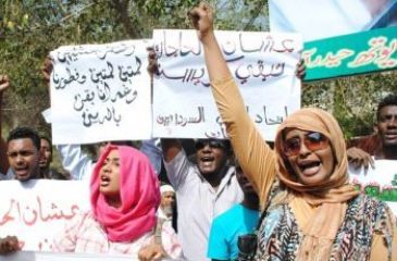 طلاب سودانيون يتظاهرون في يناير الماضي مطالبين بتغيير ديمقراطي في البلاد