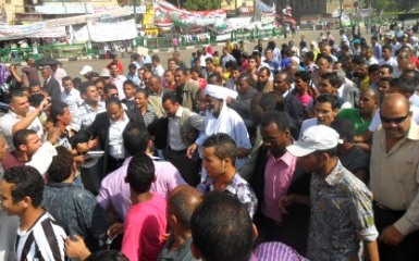 حسن الترابي محاط بالجماهير خلال زيارته لميدان التحرير في قلب العاصمة المصرية القاهرة في يوم الاثنين 25 يوليو 2011 (سودن تربيون)