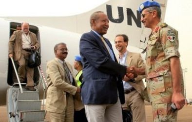 رئيس بعثة الامم المتحدة في السودان هايلي منقريوس يصل كادوقلي خلال انتخابات شهر مايو الماضي (ا ف ب)