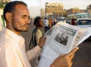 قارئ يطالع احد الصحف اليومية في الخرطوم