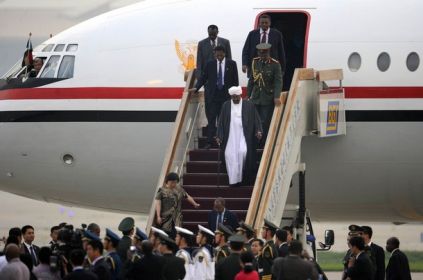 الرئيس عمر البشير عند وصوله لمطار بكين في صباح اليوم (رويترز)