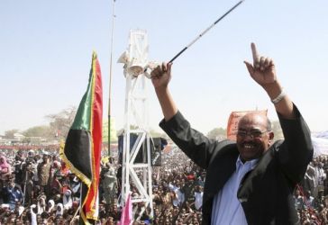 الرئيس عمر البشير يهلل خلال زيارة لنيالا عاصمة جنوب دارفور في ديسمبر 2010 (رويترز)