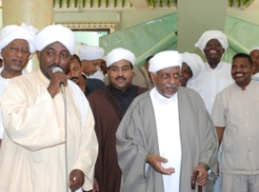 زعيم الاتحادي الديمقراطي محمد عثمان الميرغين بعد صوله لمسجد السيد على الميرغني بالخرطوم بحري الخميس 26 اغسطس 2011 (ST)