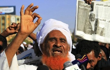 احد الدعاة المتطرفيين يخاطب الجموع التي احتشدت لاداء صلاة الغائب عبى روح اسامه بن لادن في الخرطوم 3 مايو 2011 (صورة رويترز)