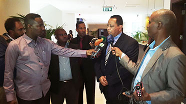 غندور يتحدث للصحفيين في أديس أبابا ـ الإثنين 12 نوفمبر 2014