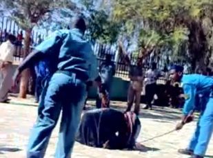 eاثنان من رجال الشرطة يضربان الفتاة في وقت واحد كما يظهر في شريط الفيديو