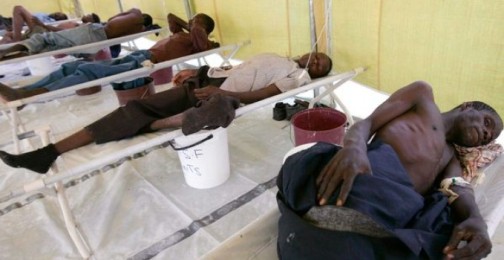 مرضى مصابين بالكوليرا في مستشفى جوبا (رويترز)