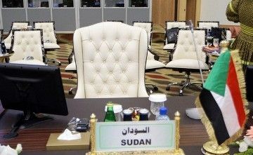 الكرسي الخالي للرئيس السوداني عمر البشير خلال الجلسة الافتتاحية للقمة الإفريقية الأوروبية الثالثة في طرابلس ليبيا في 29/11/2010م
