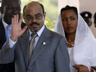 رئيس الوزراء الاثيوبي الراحل ملس زيناوي وحرمه عذب مسفن لدى وصولهما لأكرا لحضور القمة الافريقية في يوليو 2007