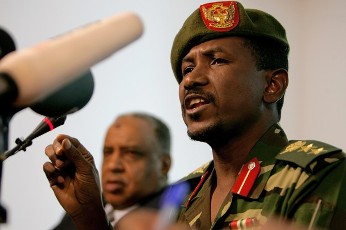 صورة ارشيفية لوكالة الأنباء الفرنسية : الناطق الرسمي باسم القوات المسلحة السودانية العقيد الصوارمي خالد سعد