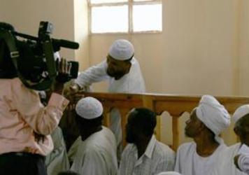 احد المتطرفين سودانيين خلال محاكمته بالاشتراك في اغتيال دبلومسي امريكي في الخرطوم