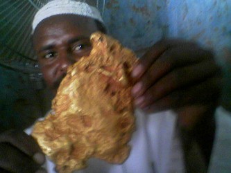 أحد السودانيين يعرض قطعة ذهب قاموا باستخراجها من احد المناجم