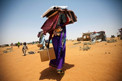 نازحون من شرق دارفور يحملون مساعدات انسانية بعد وصولهم إلى معسكر زمزم في 22 مايو 2013