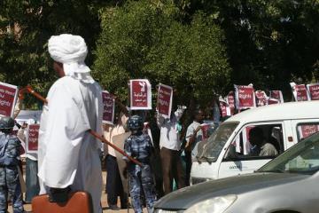 صورة من الارشيف لصحفيين في الخرطوم يتظاهرون احتجاجا على الرقابة القبلية