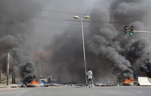 محتجون أضرموا النيران في الشوارع ببورتسودان غضبا على قطع الكهرباء.. مواقع تواصل