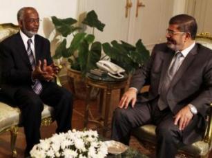 صورة ارشيفية: الرئيس المصري محمد مرسي (يمين) و وزير الخارجية السوداني علي كرتي