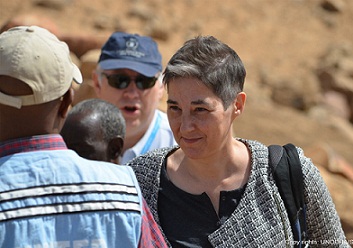 الممثل المقيم للأمم المتحدة، منسقة الشؤون الإنسانية في السودان، مارتا رويداس أثناء زيارتها الى (طويلة) صورة من (اوتشا)