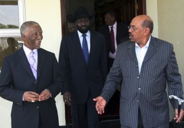 الرئيس البشير مع نائبه حينها ورئيس الالية الافريقية تابو امبيكي في ابريل 2011