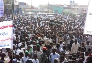 متظاهرون يرددون هنافات مؤيدة لحاكم جنوب دارفور السابق (سودان تربيون)
