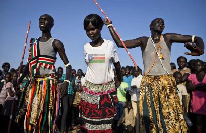 عدد من أبناء الدينكا نقوك يرقصون احتفالا باعلان نتيجة الاستفتاء غير الرسمي لصالح الانضمام لجنوب السودان في يوم الخميس 31 اكتوبر (صورة الاسوشيت برس)