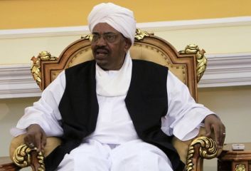 الرئيس السوداني عمر حسن البشير (رويترز)