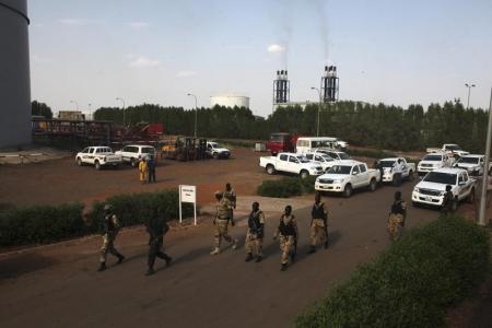 جنود من جيش جنوب السودان بالقرب من منشأة نفطية في ولاية أعالي النيل يوم الثاني من مارس 2015 ـ رويترز