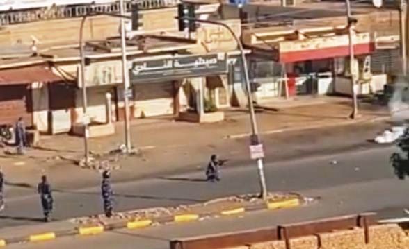 قوات الامن تفتح النار على المتظاهرين في شارع الاربعين بامدرمان في يوم 13 نوفمبر 2021 (سودان تربيون)