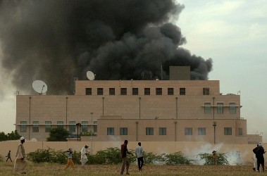 الدخان يتصاعد من مبنى السفارة الامريكية في الخرطوم امس الجمعة 14 سبتمبر اثناء مظاهرة نظمت ضد فلم مسيء لنبي الاسلام