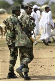 صورة تعود لعام 2006 يظهر فيها اثنان من قوات حرس الحدود اثناء تواجدهم بسوق كبكابية في شمال درافور (أسوشيت برس)