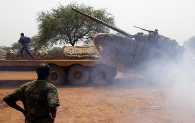 جنود من جيش جنوب السودان يشحنون دباباة على متن ناقلة (رويترز)