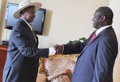 الرئيس الاوعندي يوري موسيفيني يحي نائب الرئيس السوداني السابق رياك مشار في لقاء تم بينهما عقد في الخرطوم يوم 16 سبتمبر 2015 (صورة سودان تربيون)