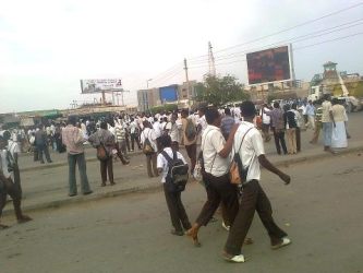 طلاب يتجمعون في الموقف العام للمواصلات ببورسودان  الاربعاء 30 يناير 2013 احتجاجا على ارتفاع اسعار المواصلات (صورة من ناشطين في بورتسودان)