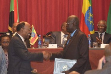 sudan_s_minister_of_defence_abdel_rahim_hussein_shakes_hands_with_his_south_sudan_counterpart_john_kong_nyuon_r_after_signing_a_security_agreement_between_the_two_countries_reu_270912.jpg