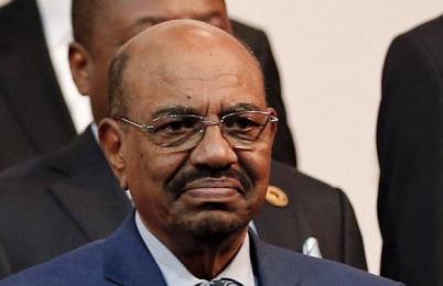 الرئيس السوداني عمر البشير يستعد لاخذ صورة تذكارية جماعية في جوهانسبيرج قبيل افتتاح اعمال القمة الافريقية في 14 يونيو 2015 (صورة رويترز)