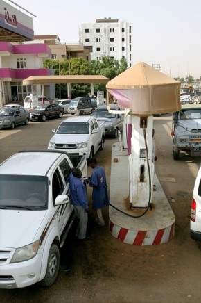سيارات تصطف لشراء البنزين في احد محطات التوزيع في العاصمة السودانية الخرطوم (الفرنسية)