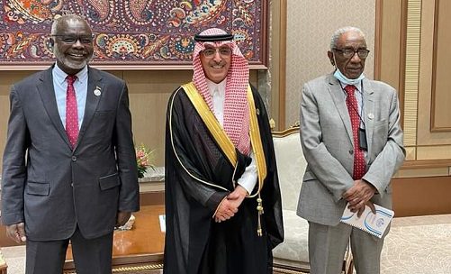 وزير المالية السعودي يتوسط محافظ بنك السودان ووزير المالية السوداني