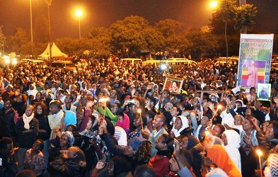 اثيوبيون يجتمعون في احد شوارع العاصمة اديس ابابا لتوديع رفاة رئيس الوزراء الراحل ملس زيناوي بعد وصول الجتمان إلى البلاد أمس الاربعاء.