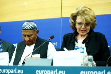 ماري كريستين فيرجيا تتحدث مؤتمر صحفي بجانب زعيم حزب الامة الصادق المهدي في يوم 9 يونيو 2015 في مقر البرلمان الاوروبي باستراسبورغ (صورة الاتحاد الاوروبي)