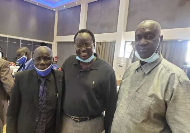 Majak D’Agoôt (C) poses with Gen Kuol Manyang Kuul on his right (file photo)