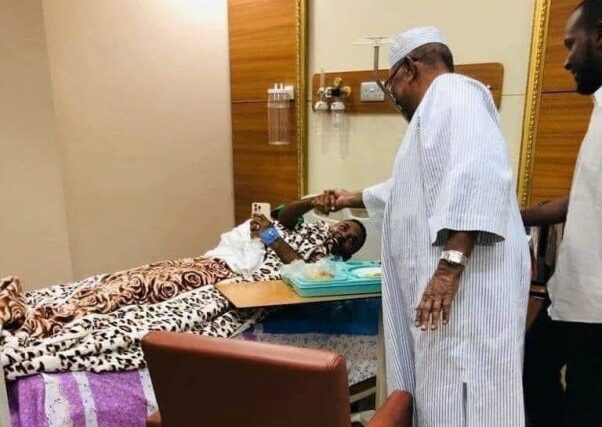 Omer al-Bashir visiting another patient hospitalised at Khartoum military hospita