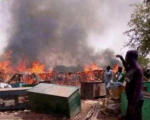 سوق محلي يحترق في منطقة كيرنك