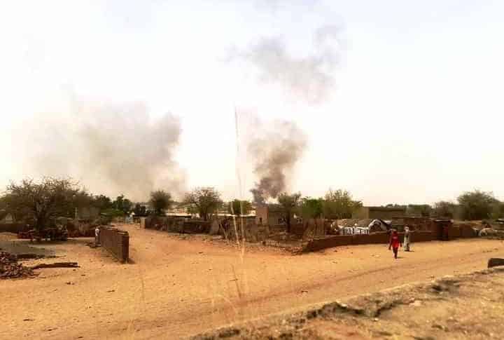 دخان منازل تحرق في منطقة كرينك شرق مدينة الجنينة