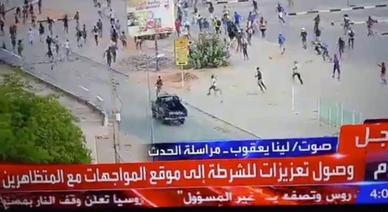 سيارة أمن تهاجم متظاهرين في حي شروني، الخرطوم، في 5 مايو 2022 صورة من قناة الحدث