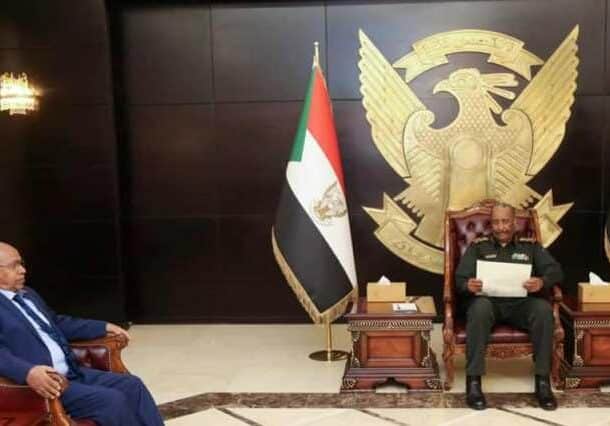 Al-Burhan reads a message from President Afwerki handed over by Eritrean Ambassador to Khartoum Ahmed Isa on May17, 2022
