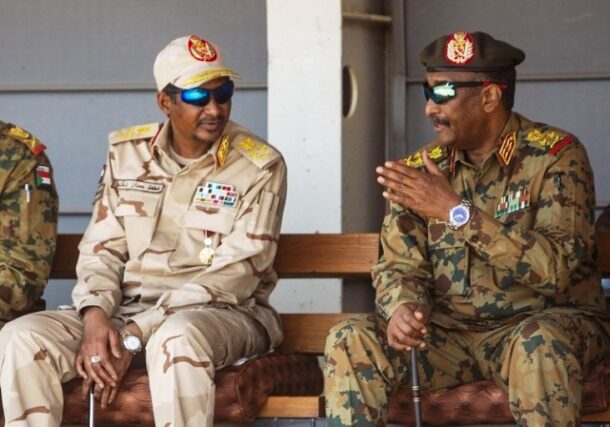 General al-Burhan (L) speaks to Hemetti (AFP photo)