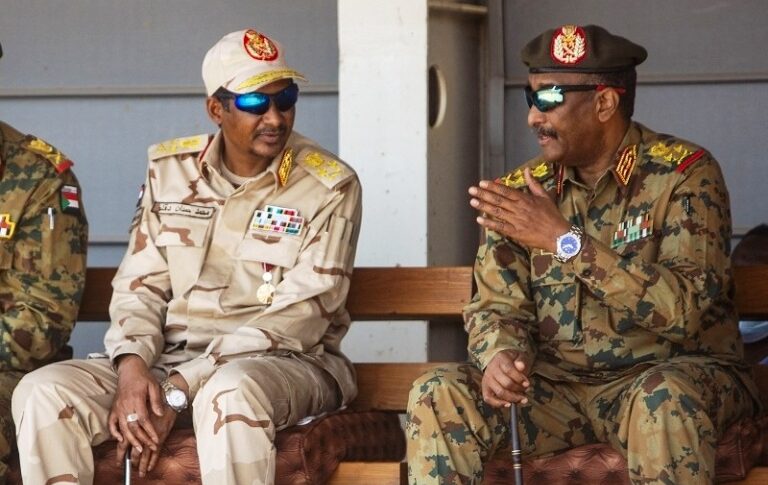 General al-Burhan (L) speaks to Hemetti (AFP photo)